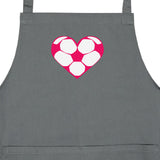 Latzschürze mit Fußball-Herzchen in Pink 4